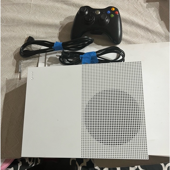 Xbox One S - Picture 1 of 8